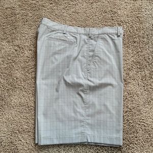 Mens white / gray flat front Nike DriFit Golf Shorts - size 42.